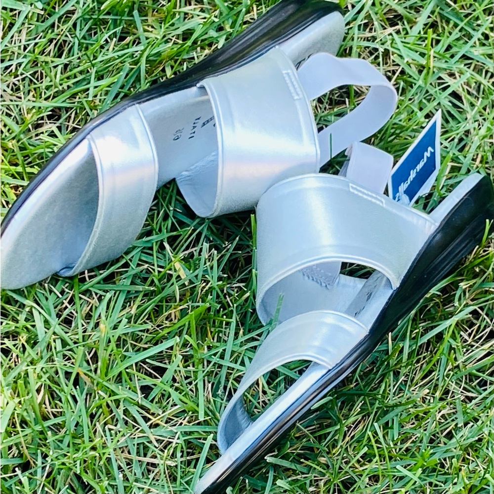 NWT Women Sz-6.5 ITALIAN SHOEMAKERS- Silver Flats Open Toe & Elastic Heal Straps - Picture 5 of 16